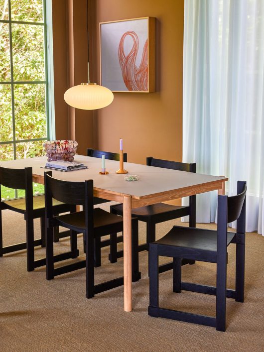 Hübsch tuoli, Forma, musta