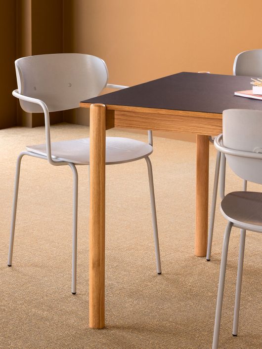 Hübsch pöytä Oblique, musta